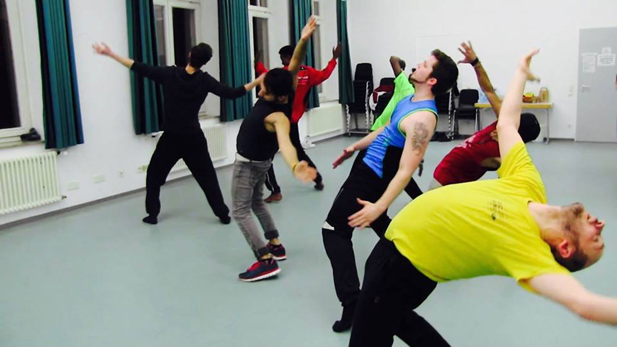 10 Männer unterschiedlicher Kulturen treffen sich unter der Leitung von Tsutomu Ozeki einmal wöchentlich um sich mit einer Mischung aus Breakdance und Modern Dance, gewagten Sprüngen und Tricks tänzerisch auszupowern.